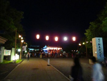 ３　松本城の広場で行われる盆おどり